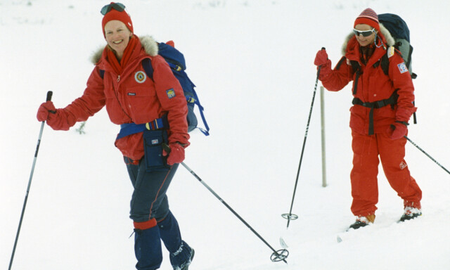 GODE VENNER: Dronning Margrethe og dronning Sonja har et nært forhold, ifølge Se og Hørs kongehusekspert. Her er de på skitur i Alvdal i 1990. Foto: NTB Scanpix GODE VENNER: Dronning Margrethe og dronning Sonja har et nært forhold, ifølge Se og Hørs kongehusekspert. Her er de på skitur i Alvdal i 1990. Foto: NTB Scanpix